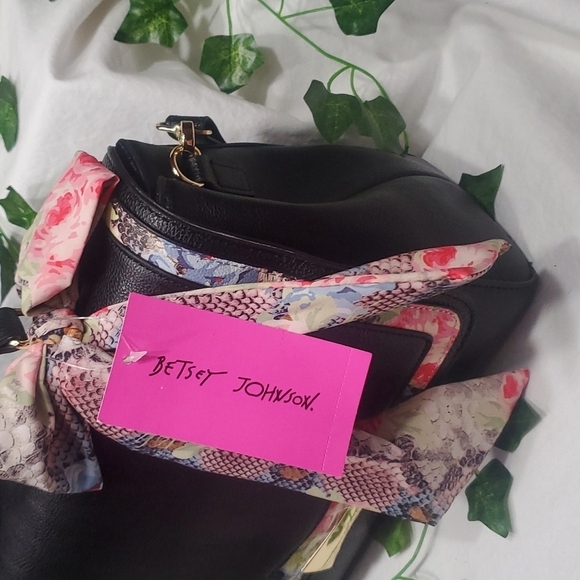 BETSEY JOHNSON CROSSBODY - Picture 5 of 8